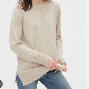J. CREW wool blend crewneck sweater in Extra-soft yarn side slits beige medium